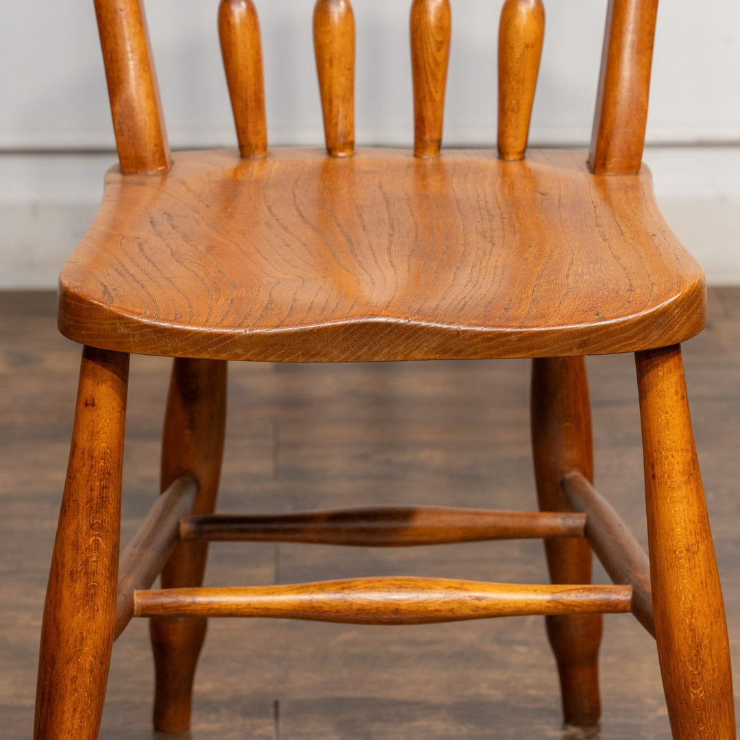 ナチュラルやカントリーテイストなお部屋作りにぴったり スピンドルバック キッチンチェア /25G-8