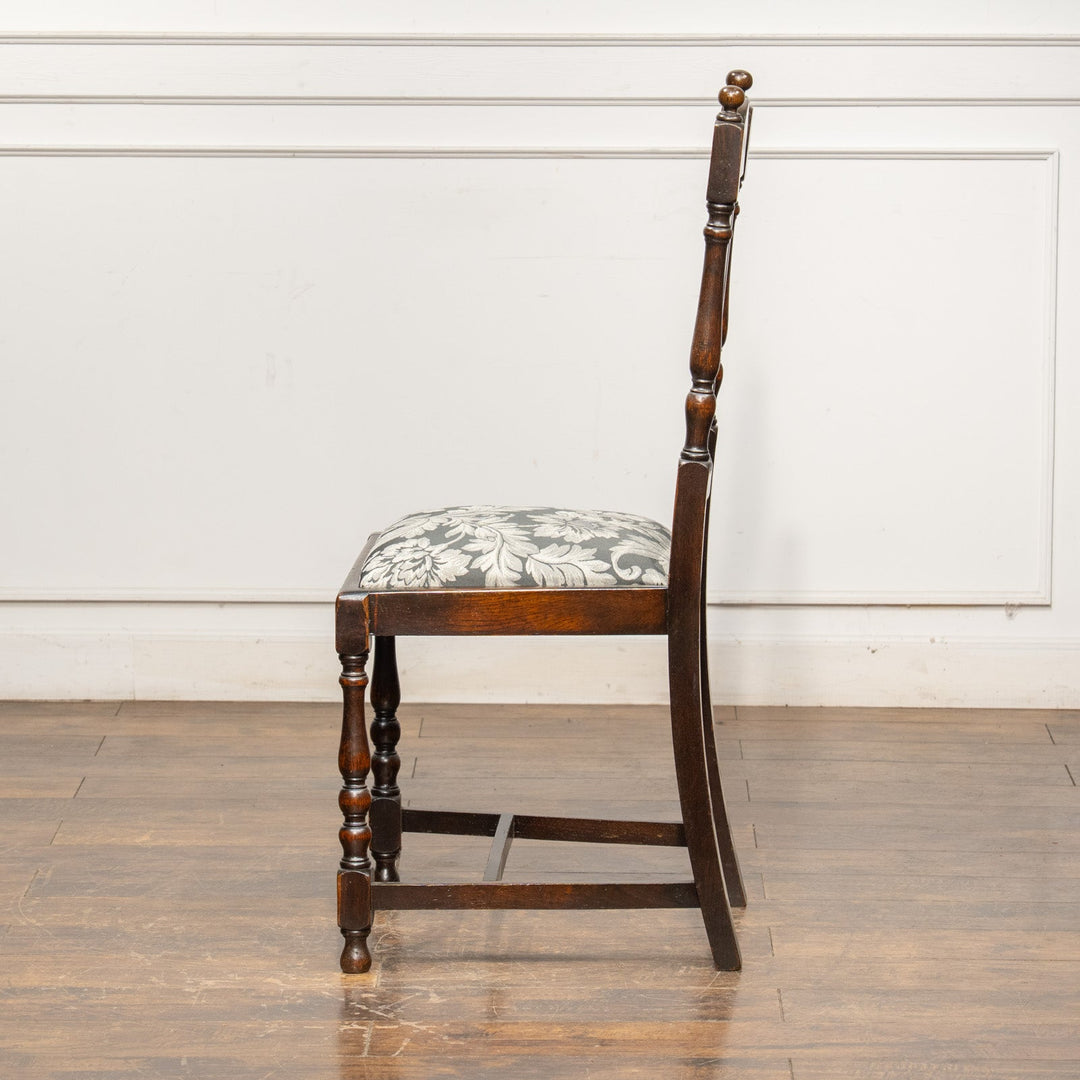 背もたれや脚のバラスター装飾が華やか オーク ダイニングチェア /25G-3