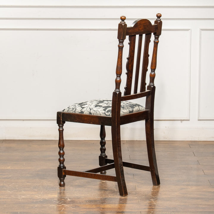 背もたれや脚のバラスター装飾が華やか オーク ダイニングチェア /25G-4