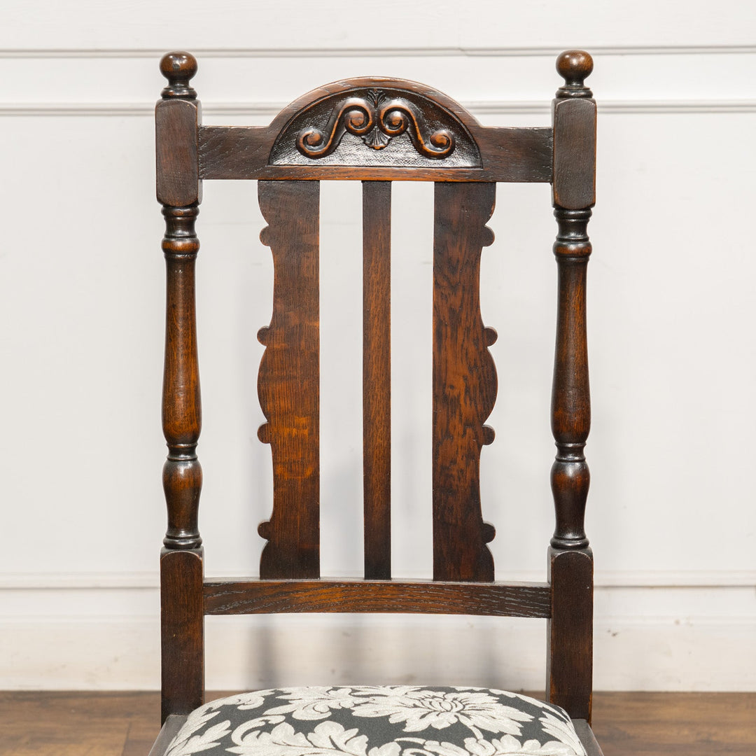 背もたれや脚のバラスター装飾が華やか オーク ダイニングチェア /25G-4