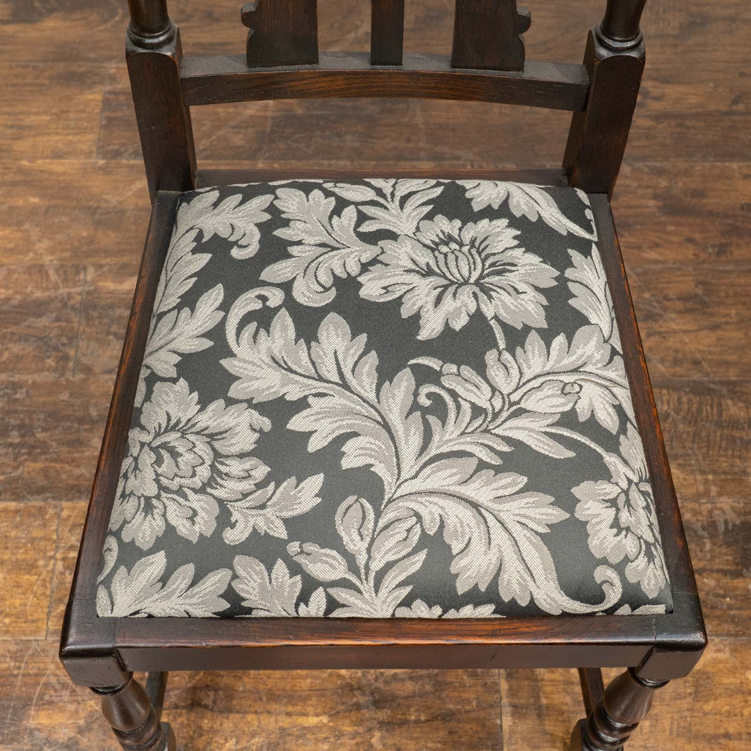 背もたれや脚のバラスター装飾が華やか オーク ダイニングチェア /25G-4