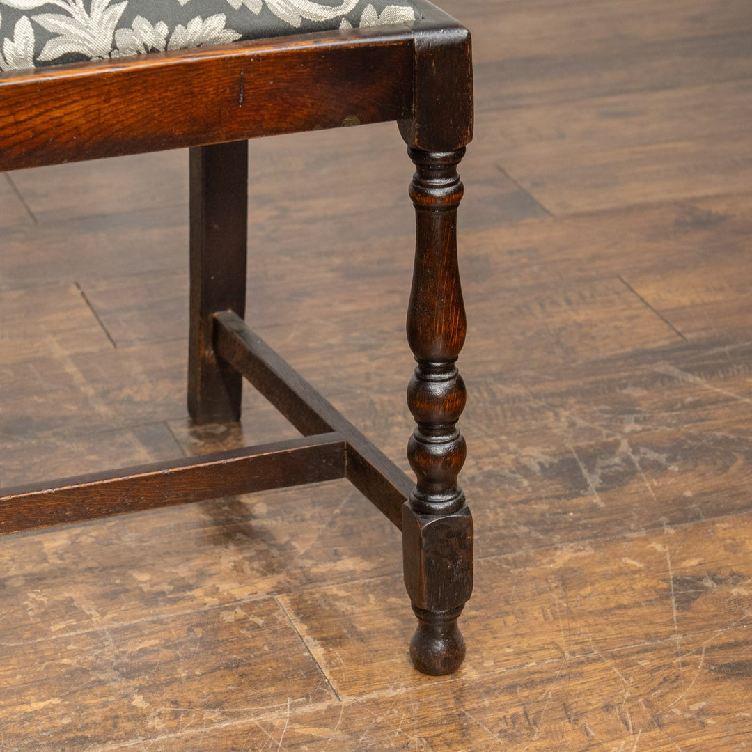 背もたれや脚のバラスター装飾が華やか オーク ダイニングチェア /25G-4