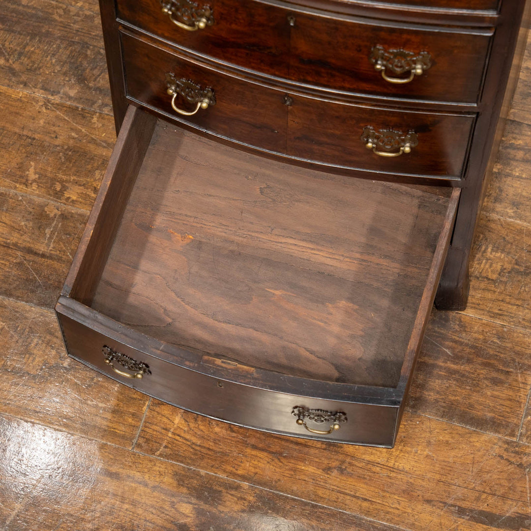 シンメトリーに配置された杢目のベニヤリングが美しい 7段チェスト /25G