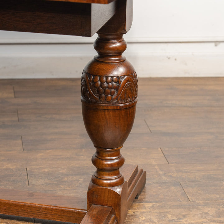 ブドウの美しい装飾が施されたバルボスレッグが印象的 ドローリーフテーブル /25G