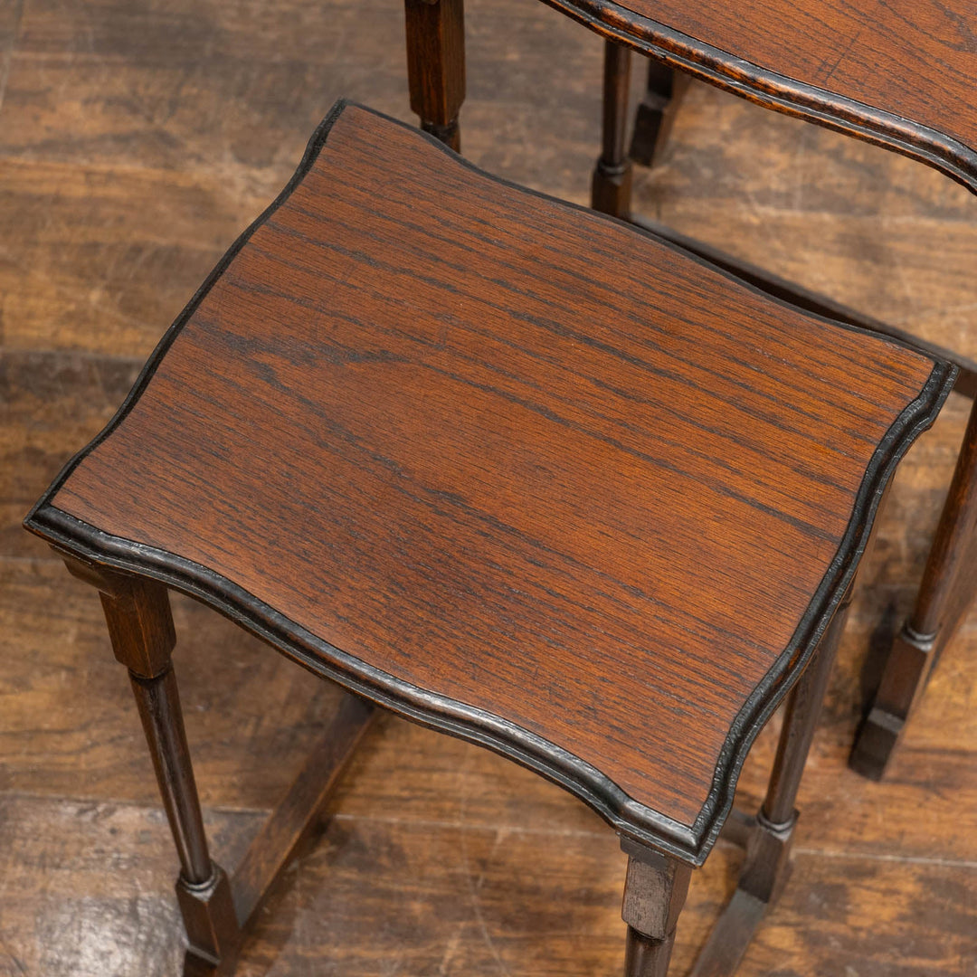 すらりとした脚が軽やかな印象 オーク 3段 ネストテーブル /25G