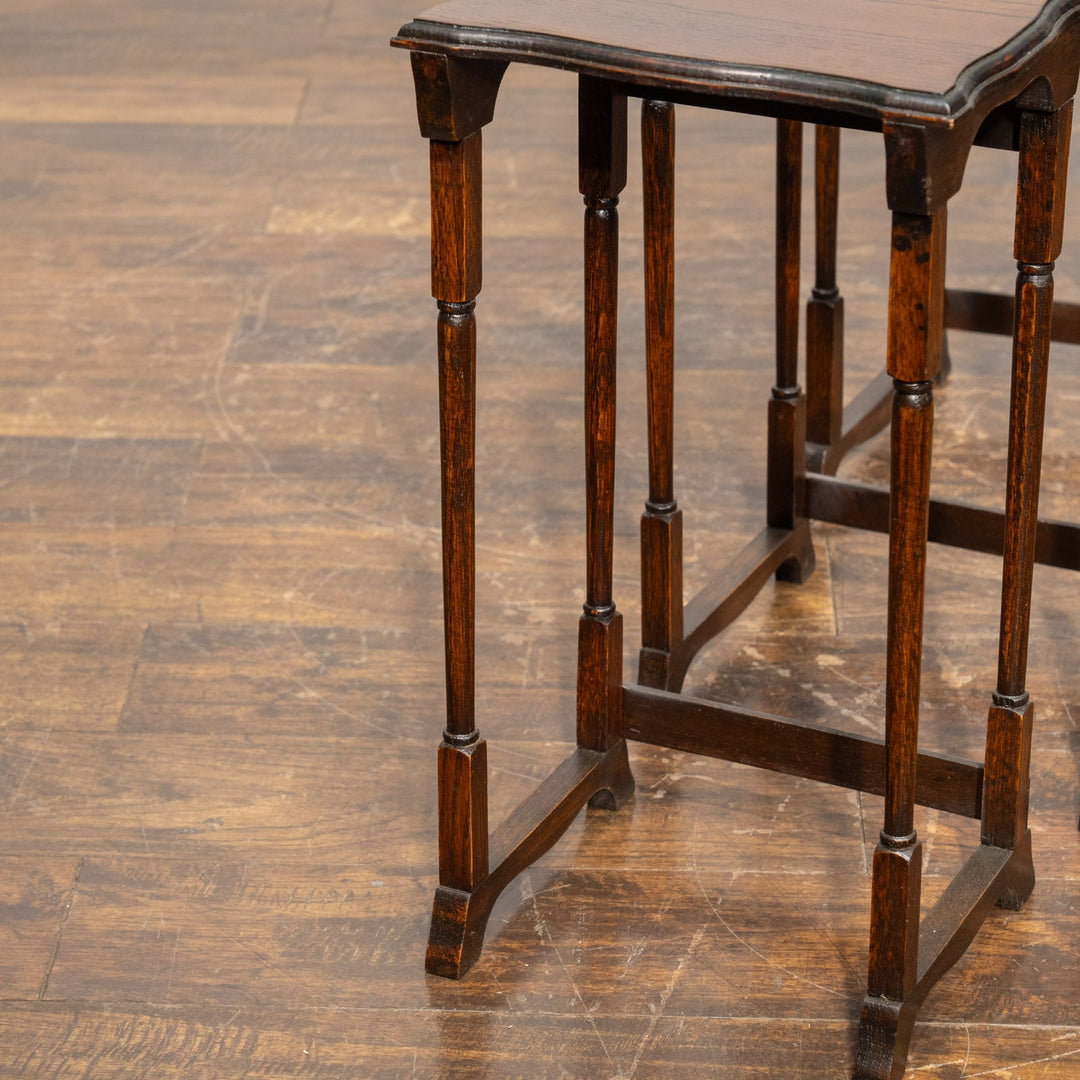 すらりとした脚が軽やかな印象 オーク 3段 ネストテーブル /25G