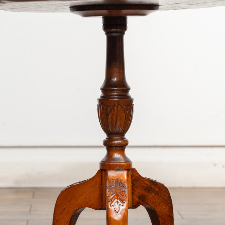 華やかな天板を優雅なトライポッドが支える ティーテーブル /25G