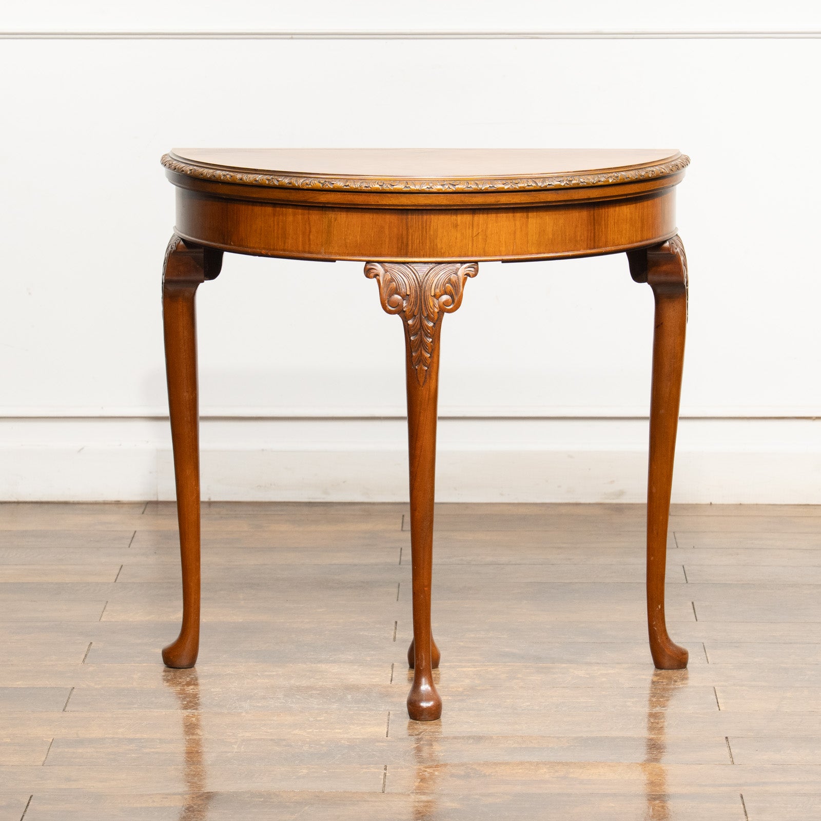 ハーフムーンの美しいシルエット 開くと円形のゲームテーブルになる