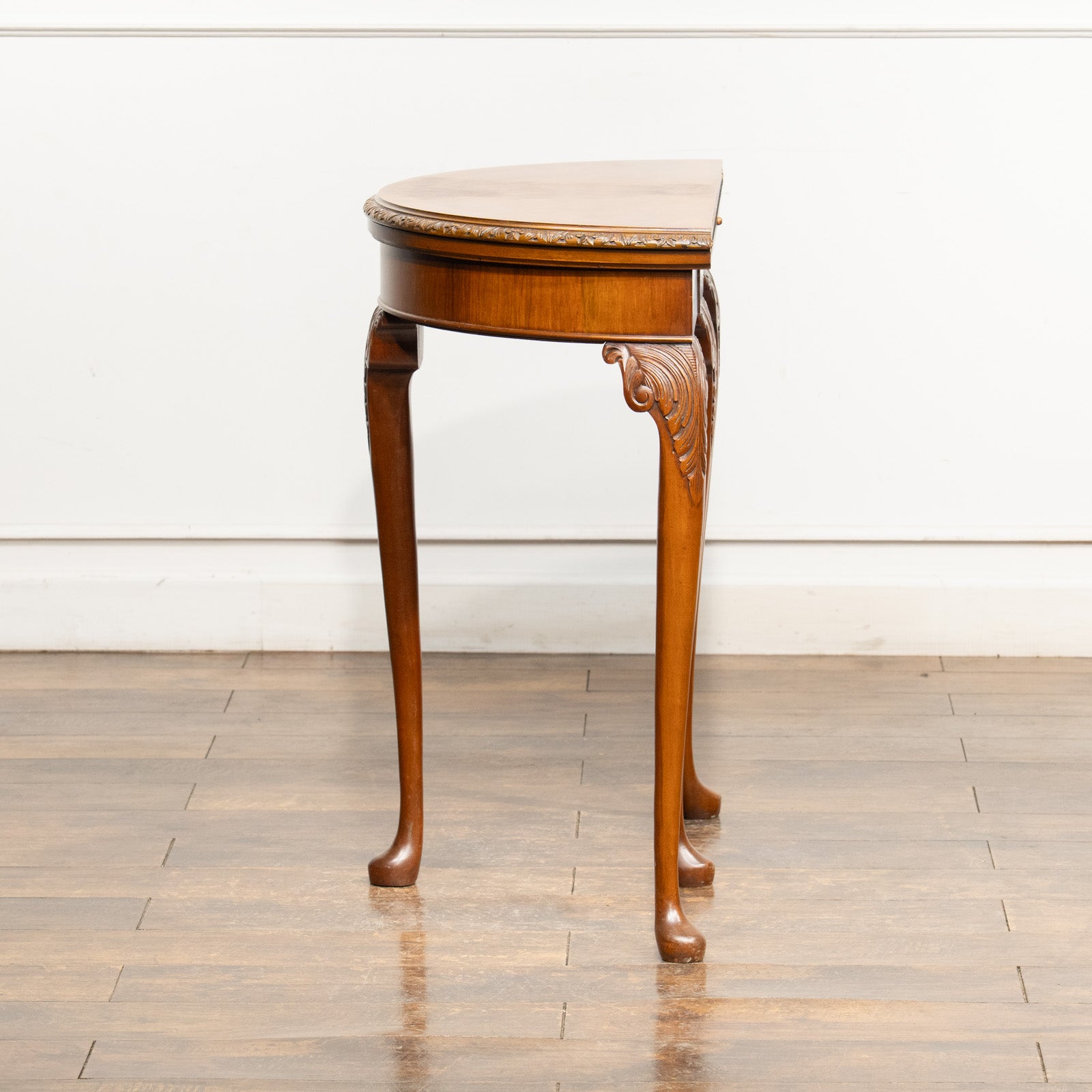 ハーフムーンの美しいシルエット 開くと円形のゲームテーブルになる