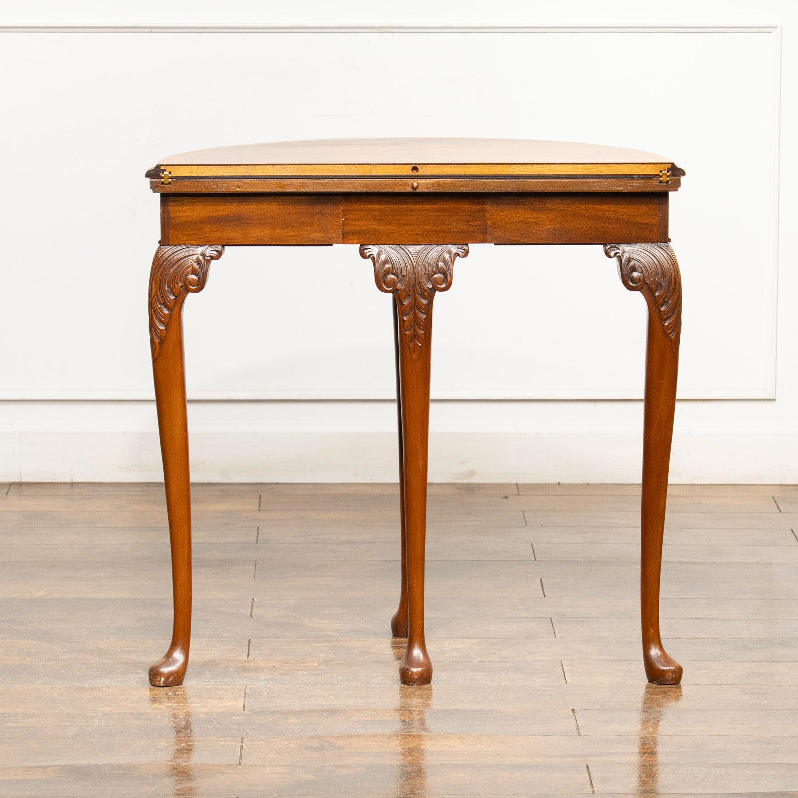 ハーフムーンの美しいシルエット 開くと円形のゲームテーブルになる