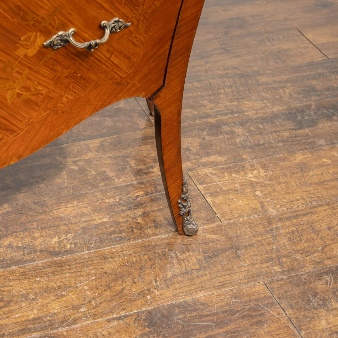 ボンベ型の優雅なフォルムにインレイなどの装飾が高級感漂う 3段チェスト /25G