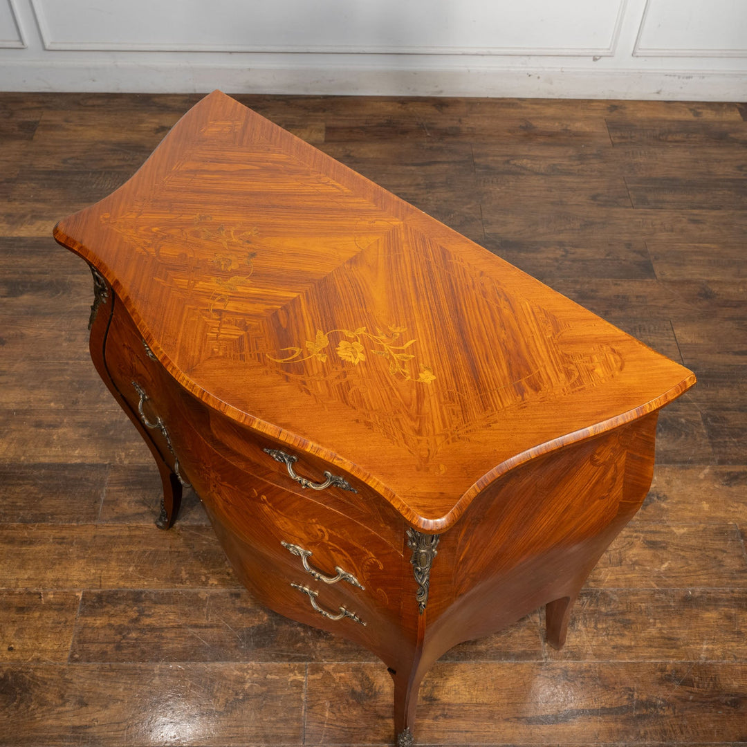 ボンベ型の優雅なフォルムにインレイなどの装飾が高級感漂う 3段チェスト /25G