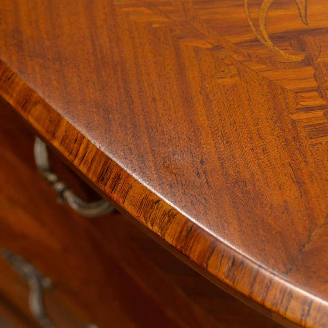 ボンベ型の優雅なフォルムにインレイなどの装飾が高級感漂う 3段チェスト /25G