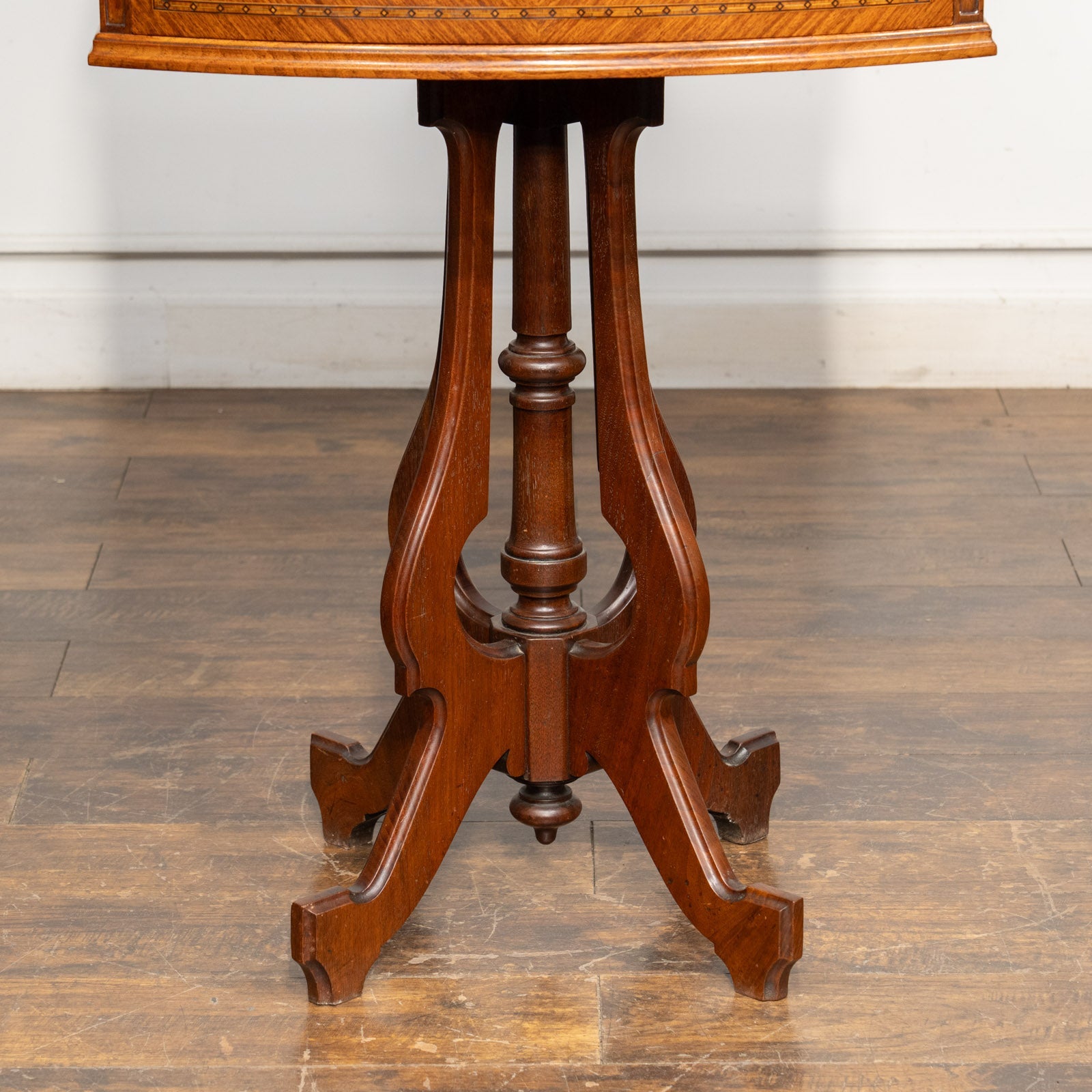 美しいインレイや優雅なデザインの脚が目を惹く レアな逸品 3段