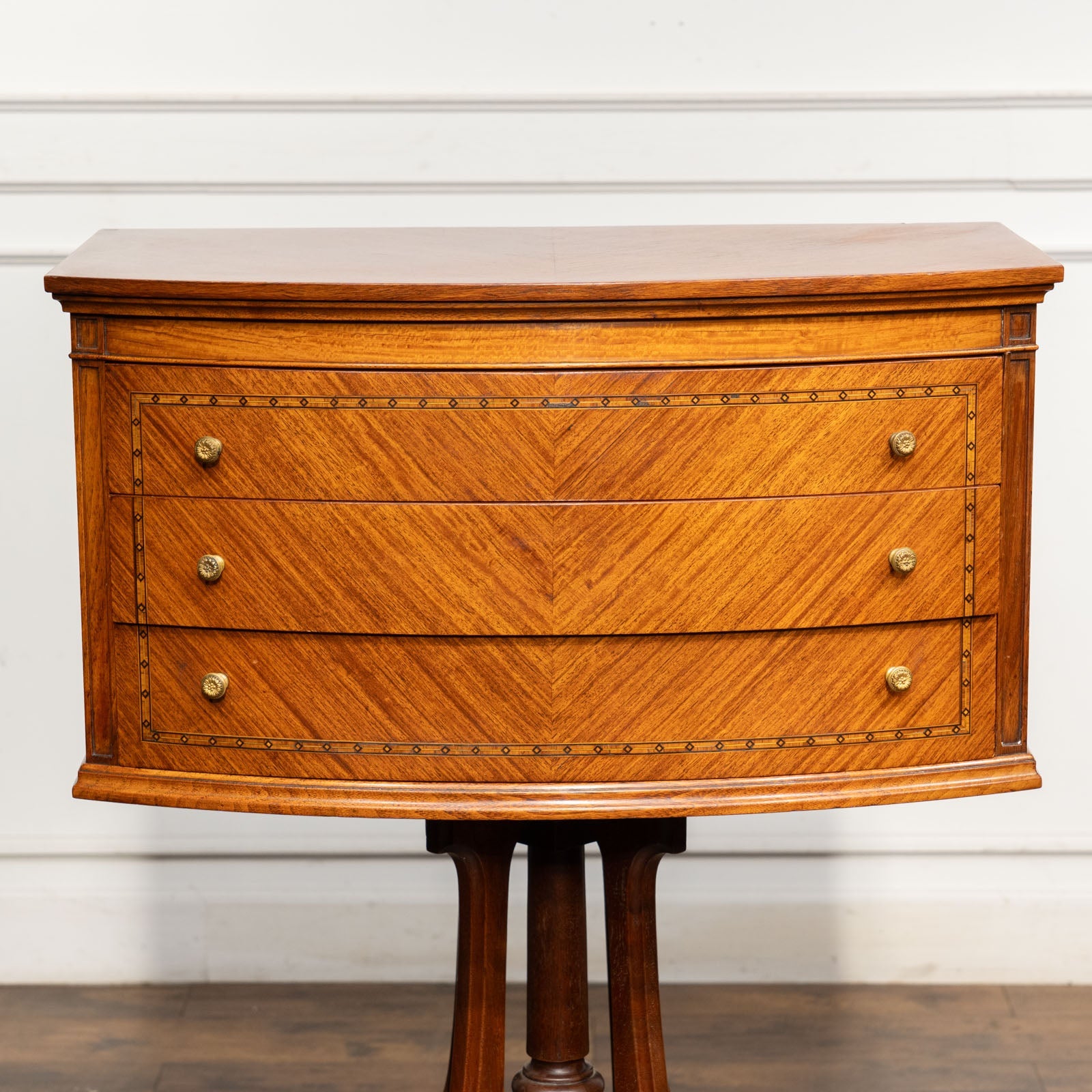 美しいインレイや優雅なデザインの脚が目を惹く レアな逸品 3段