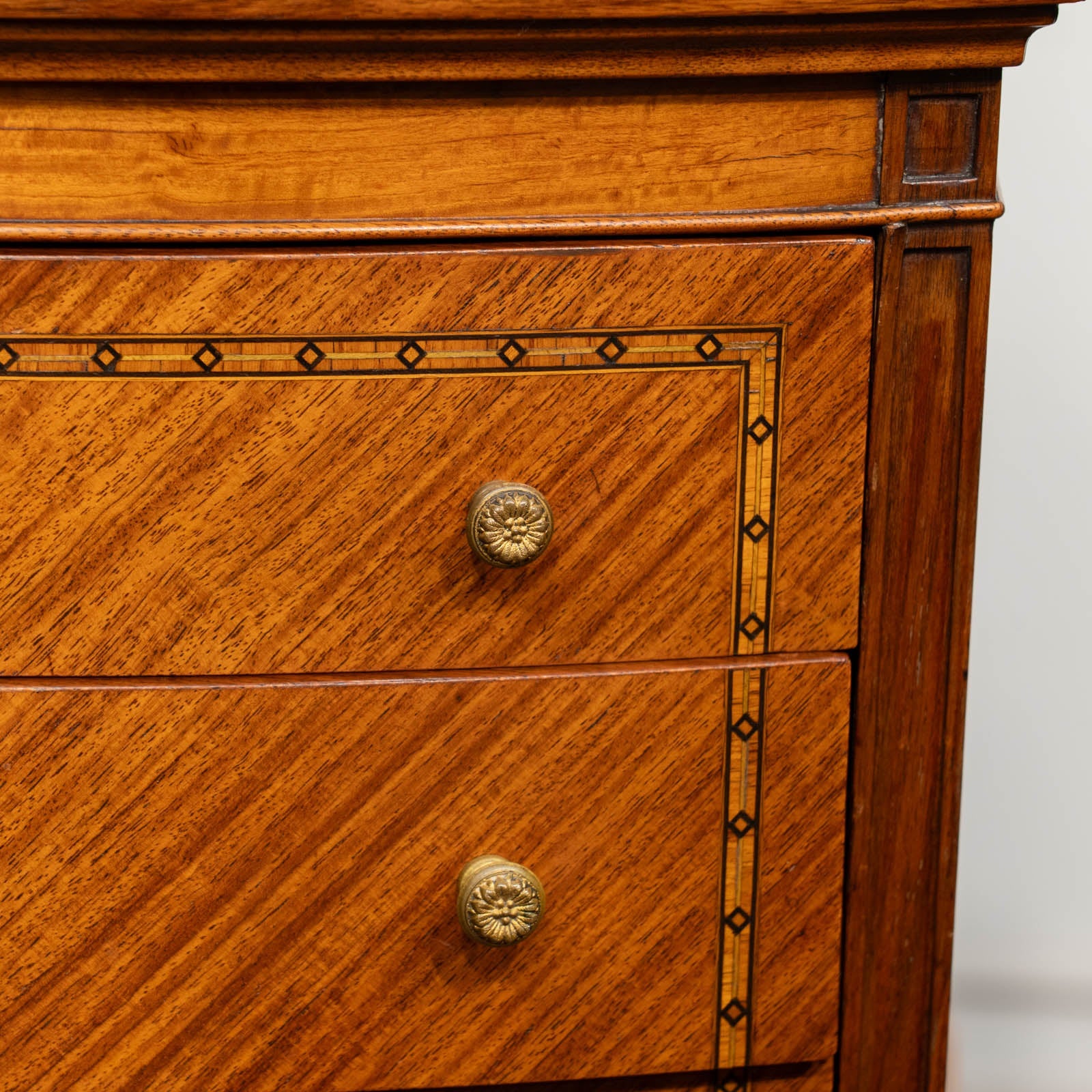 美しいインレイや優雅なデザインの脚が目を惹く レアな逸品 3段