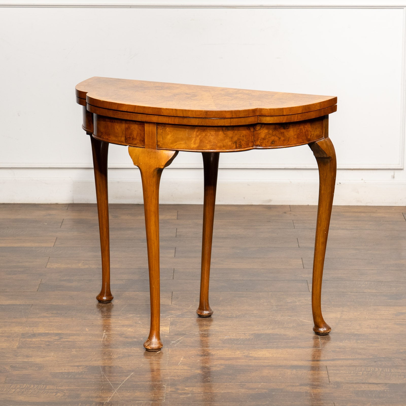 ハーフムーンの美しいシルエット 開くと円形のゲームテーブルになる