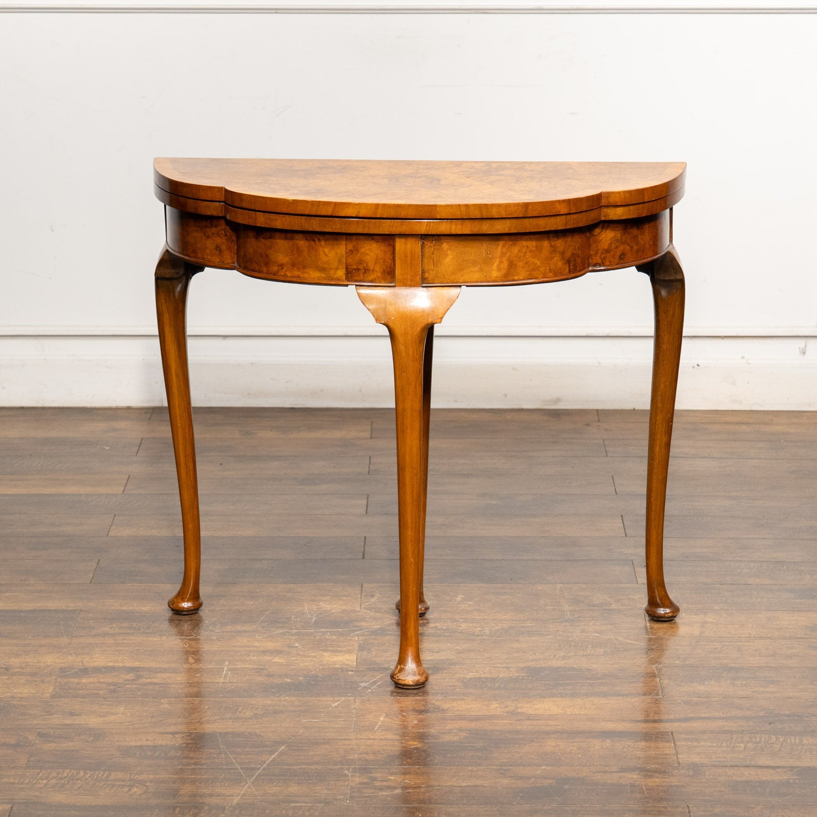 コンソールテーブル　ハーフムーン ハーフムーンの美しいシルエット 開くと円形のゲームテーブルになる