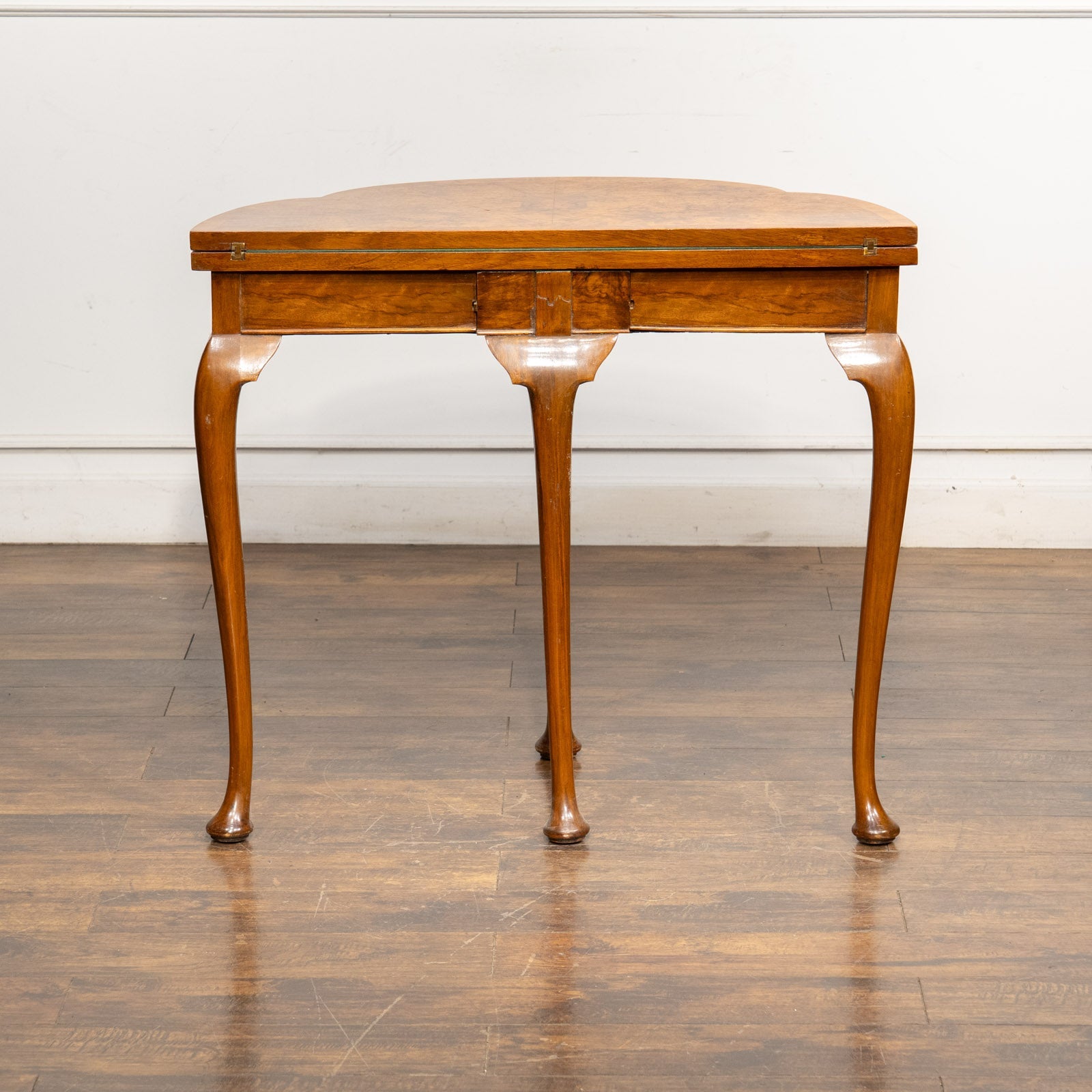 ハーフムーンの美しいシルエット 開くと円形のゲームテーブルになる