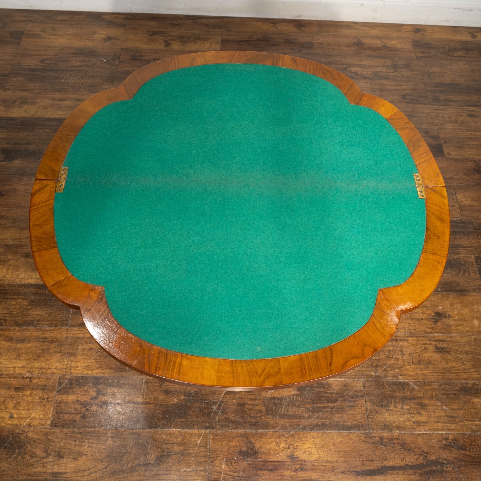 ハーフムーンの美しいシルエット 開くと円形のゲームテーブルになる