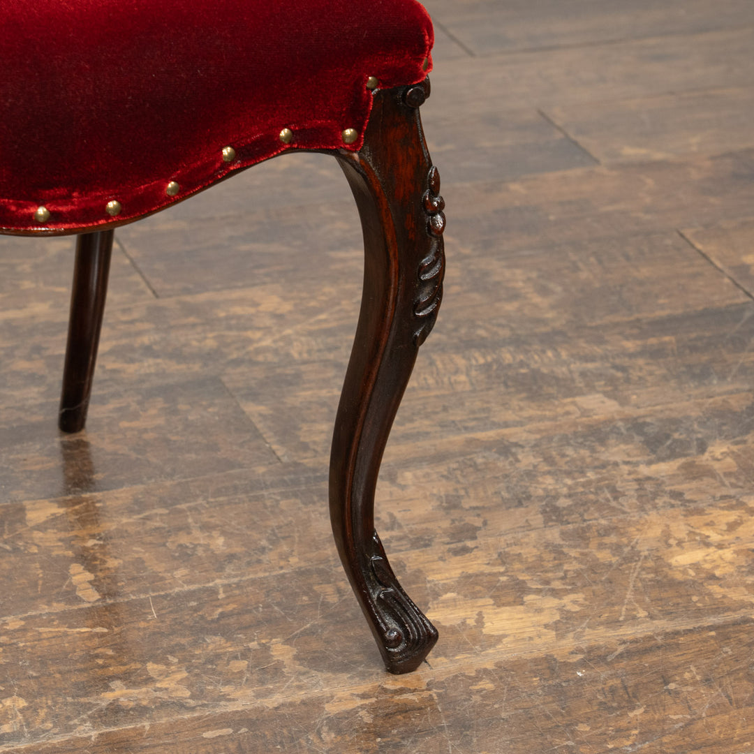 繊細で可憐な透かし彫りが美しい ヴィクトリアンスタイル バルーンバックチェア /25G-5