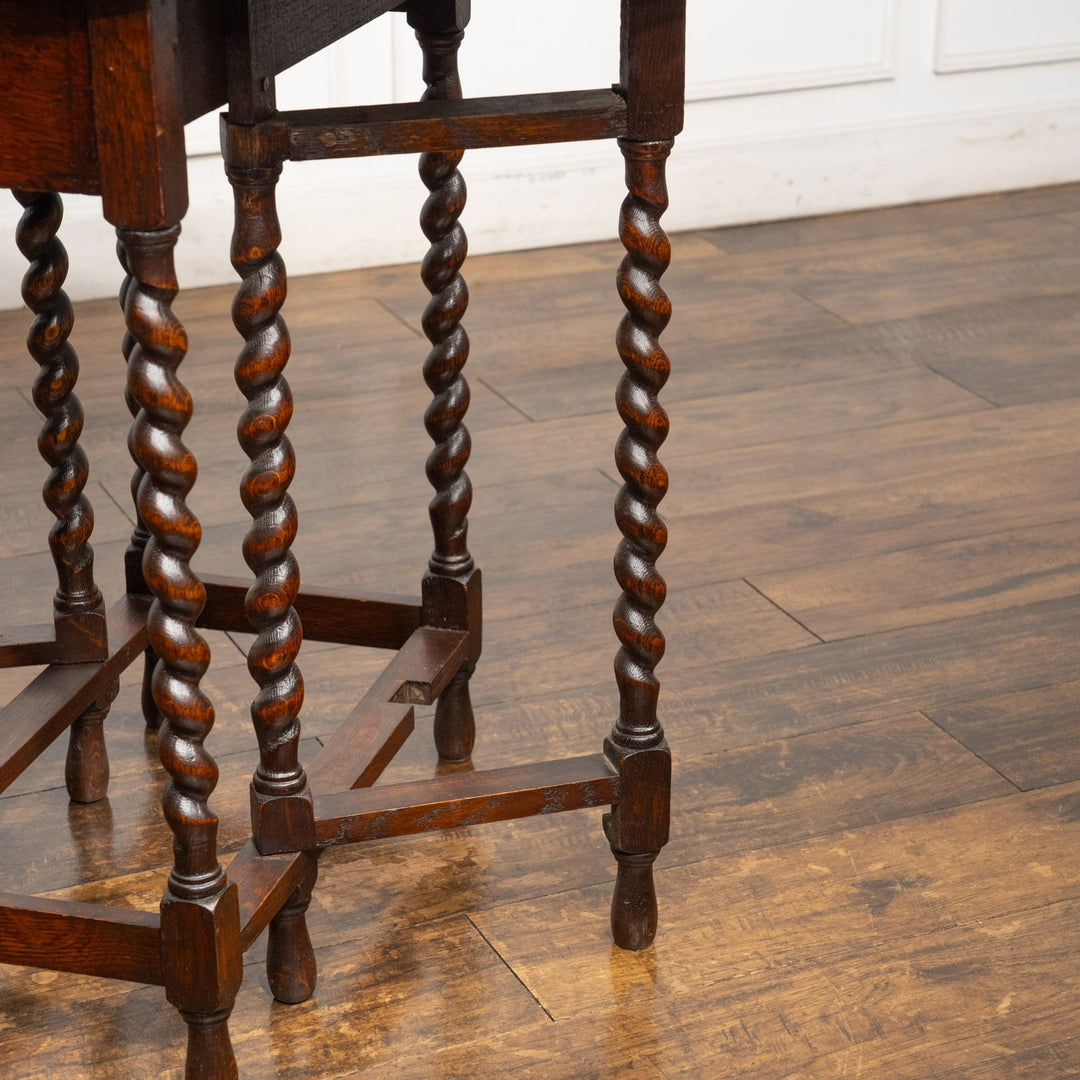 オーク材の虎斑模様や優美なツイストレッグが魅力 ゲートレッグ 折りたたみテーブル /25G-B