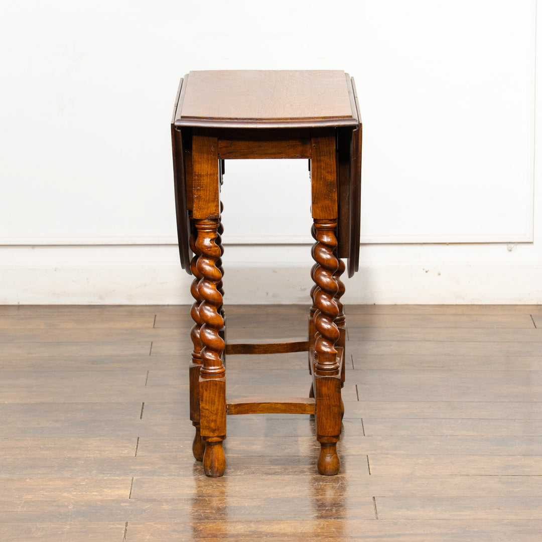 オーク材の虎斑模様や優美なツイストレッグが魅力 ゲートレッグ 折りたたみテーブル /25G-D