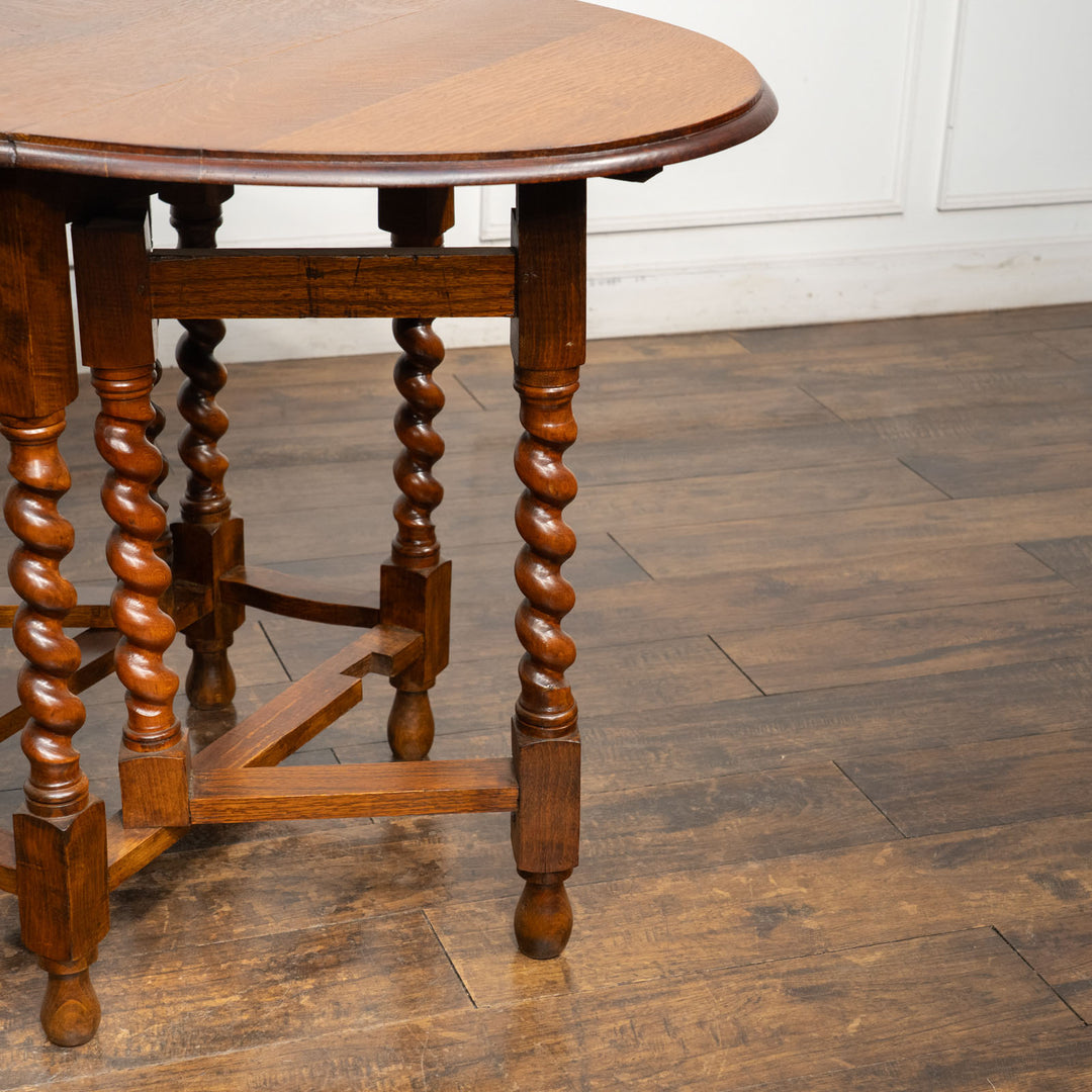 オーク材の虎斑模様や優美なツイストレッグが魅力 ゲートレッグ 折りたたみテーブル /25G-D