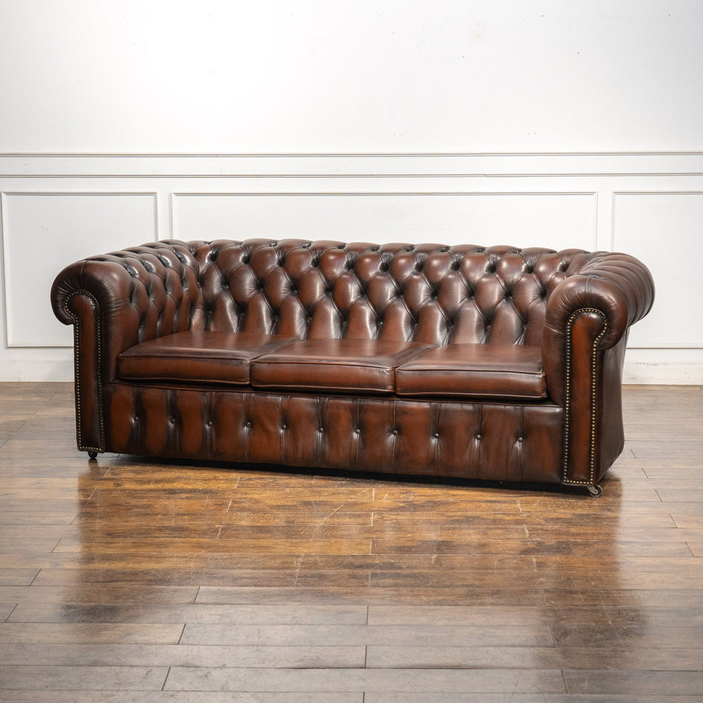 重厚さを感じるレザーの質感が趣深い チェスターフィールドソファ