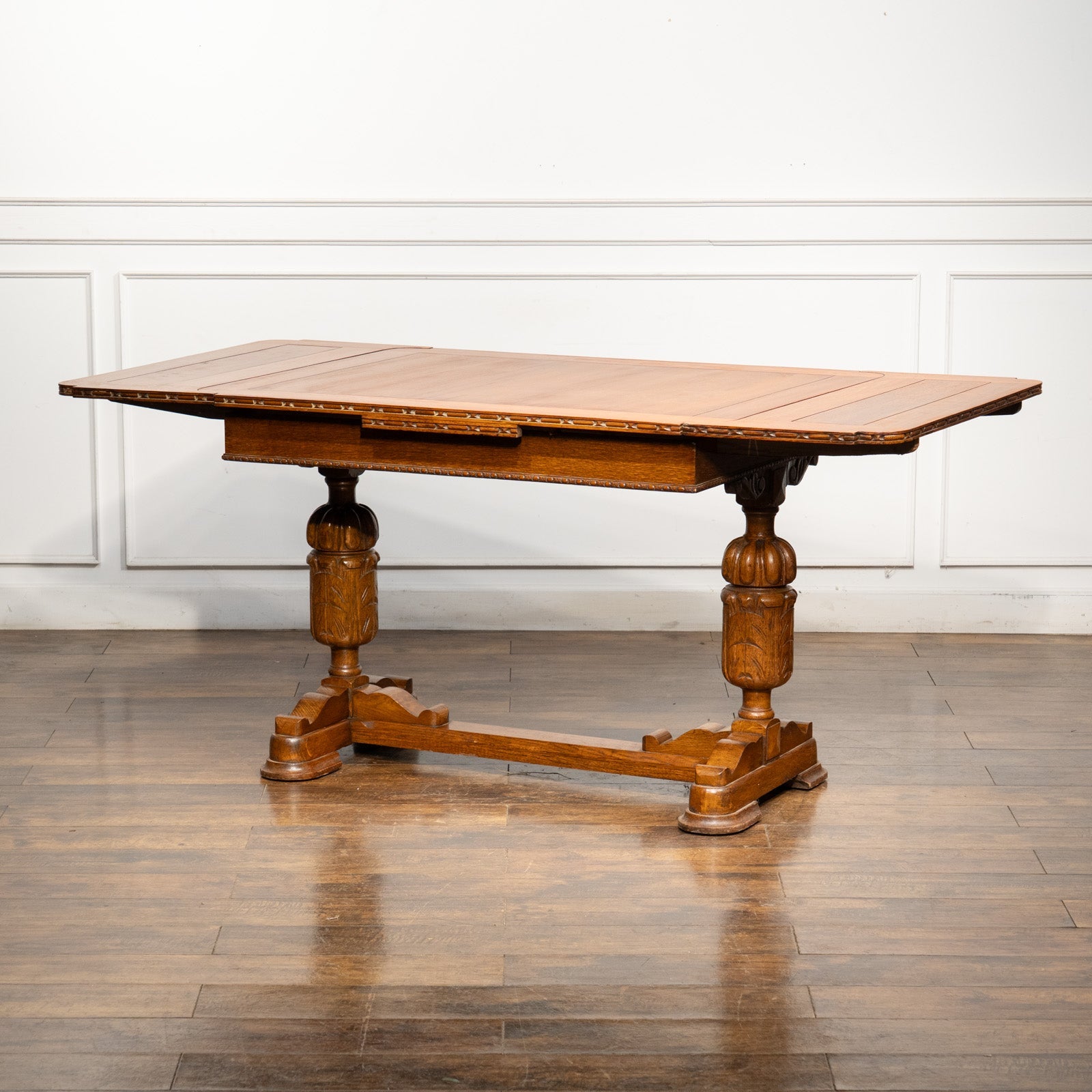 繊細で美しい彫刻のバルボスレッグが目を惹く ドローリーフ 伸長