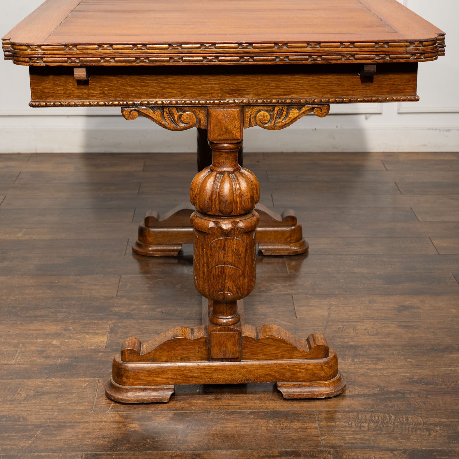 繊細で美しい彫刻のバルボスレッグが目を惹く ドローリーフ 伸長