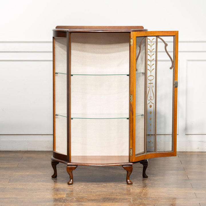 可愛らしい扉の装飾が目を惹く ハーフムーンスタイル ガラスキャビネット /25G