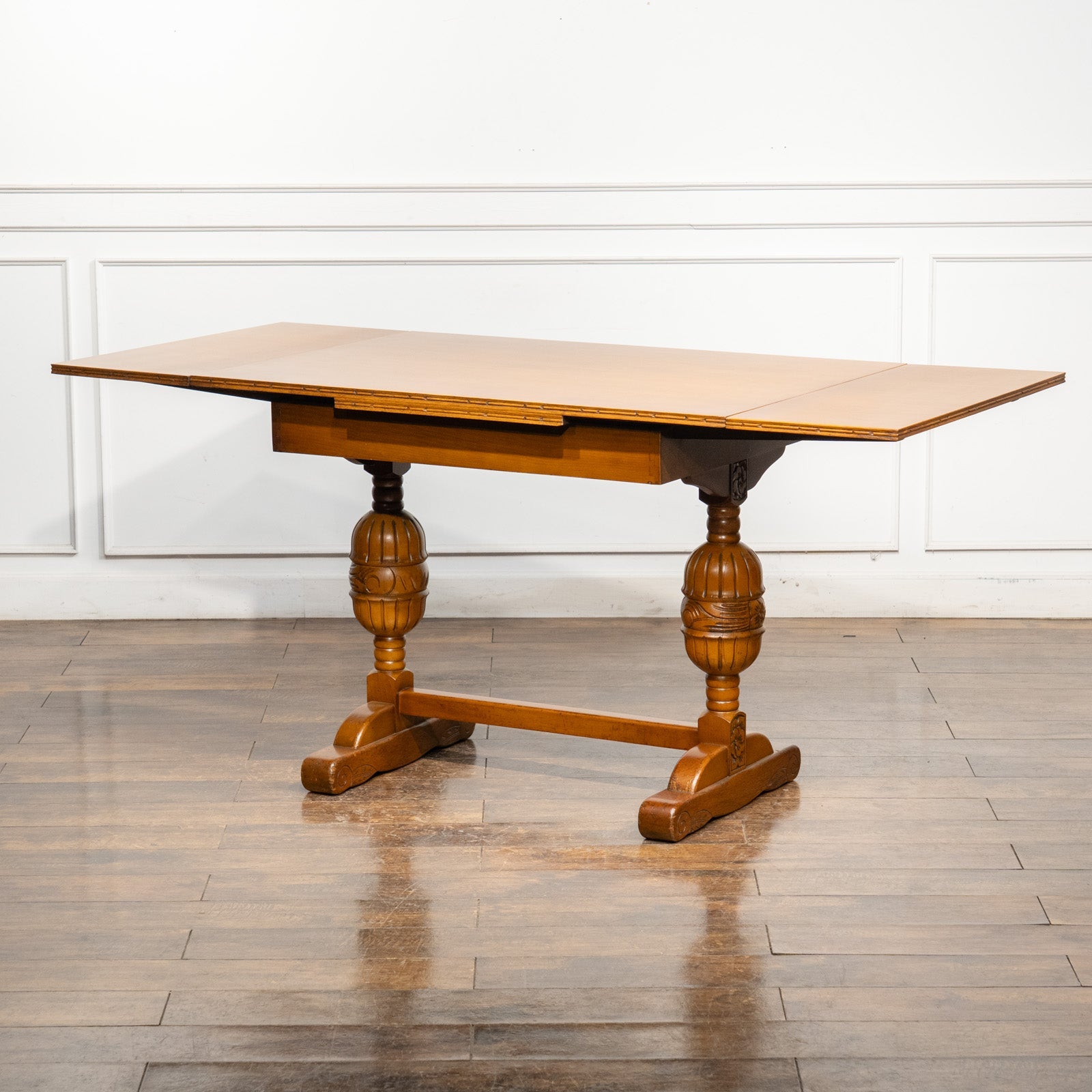 ローズやアカンサスリーフの繊細な装飾が上品 ドローリーフ 伸長式