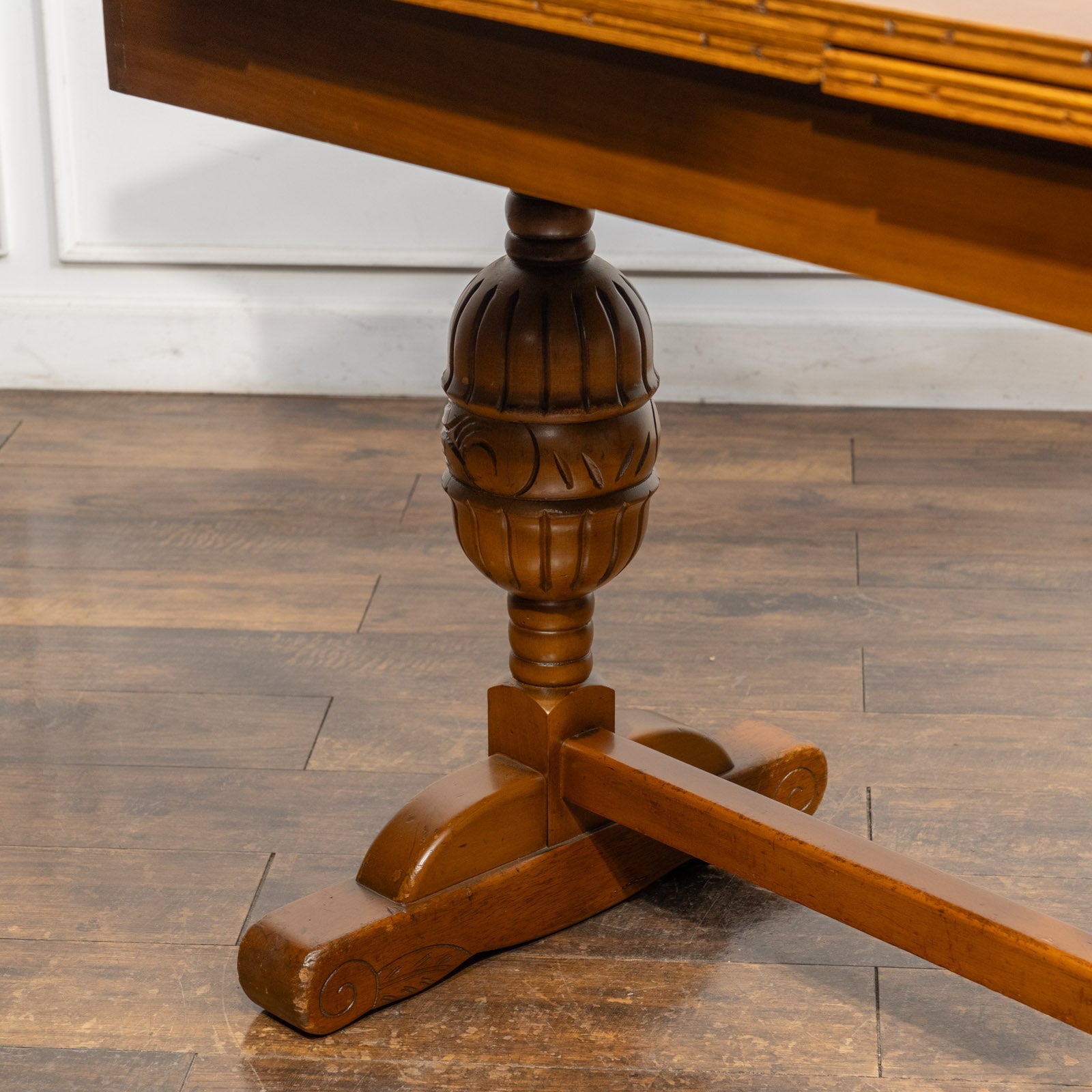 ローズやアカンサスリーフの繊細な装飾が上品 ドローリーフ 伸長式