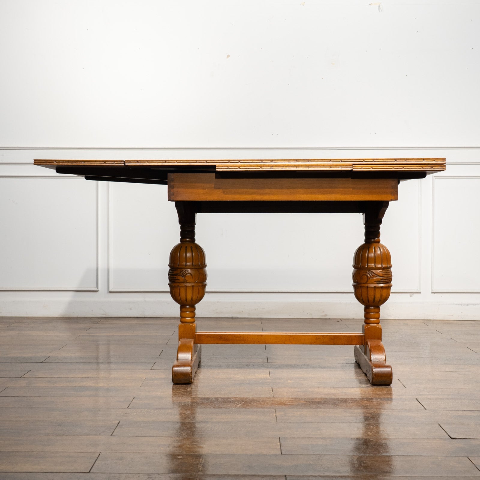 ローズやアカンサスリーフの繊細な装飾が上品 ドローリーフ 伸長式