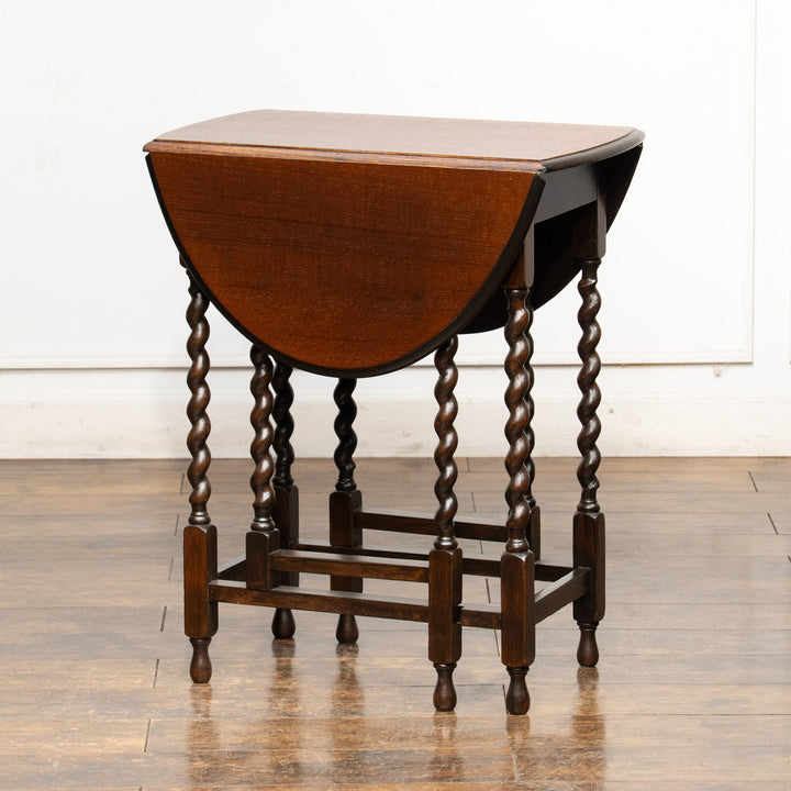 深いブラウンの色味とツイストレッグのデザインが上品 オーク ゲートレッグ 折りたたみテーブル /25G-C