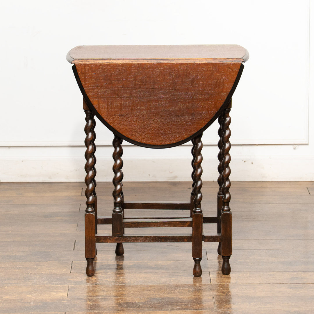 深いブラウンの色味とツイストレッグのデザインが上品 オーク ゲートレッグ 折りたたみテーブル /25G-C