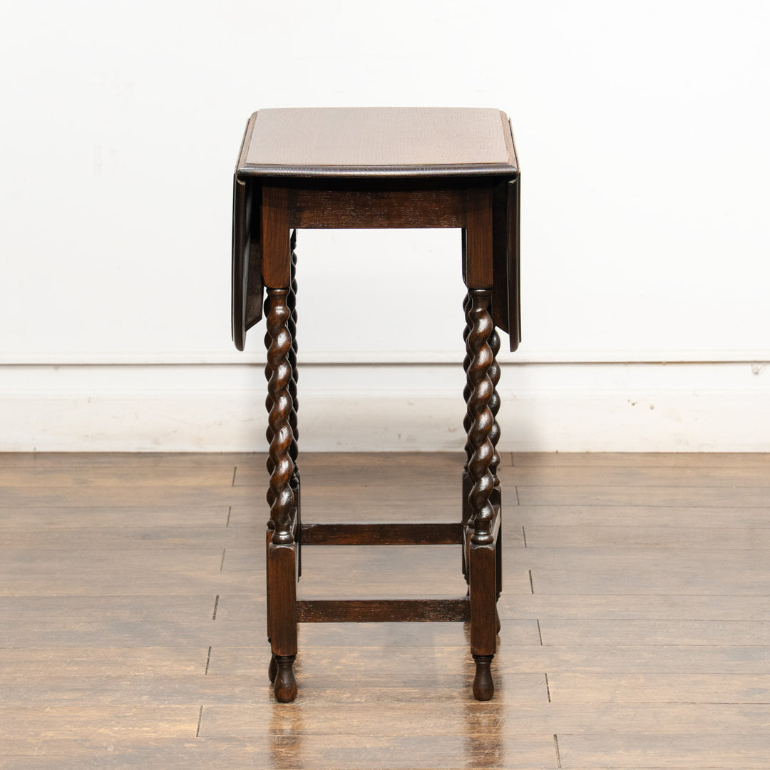 深いブラウンの色味とツイストレッグのデザインが上品 オーク ゲートレッグ 折りたたみテーブル /25G-C