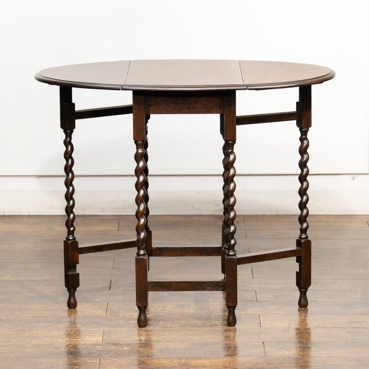 深いブラウンの色味とツイストレッグのデザインが上品 オーク ゲートレッグ 折りたたみテーブル /25G-C