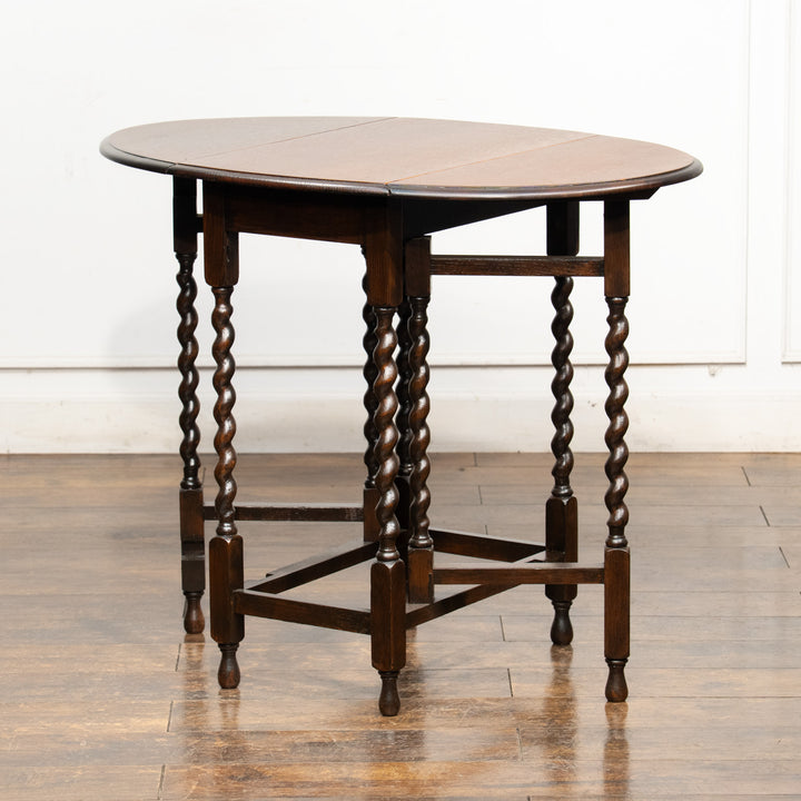 深いブラウンの色味とツイストレッグのデザインが上品 オーク ゲートレッグ 折りたたみテーブル /25G-C