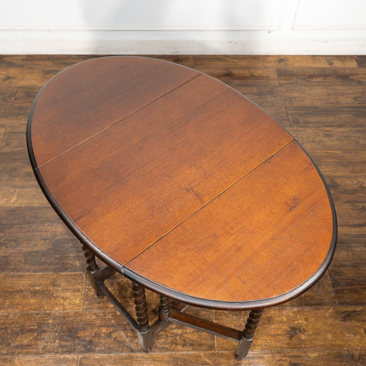 深いブラウンの色味とツイストレッグのデザインが上品 オーク ゲートレッグ 折りたたみテーブル /25G-C