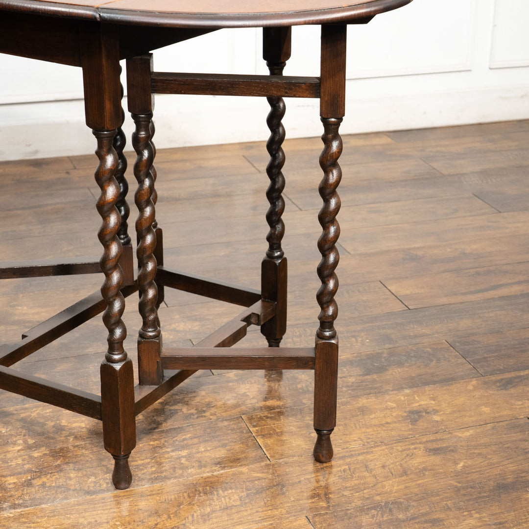 深いブラウンの色味とツイストレッグのデザインが上品 オーク ゲートレッグ 折りたたみテーブル /25G-C