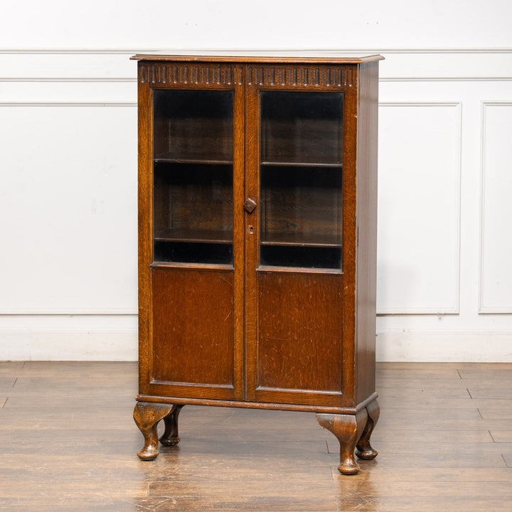 すっきりしたフォルムがお部屋に馴染む オーク ガラスブックケース