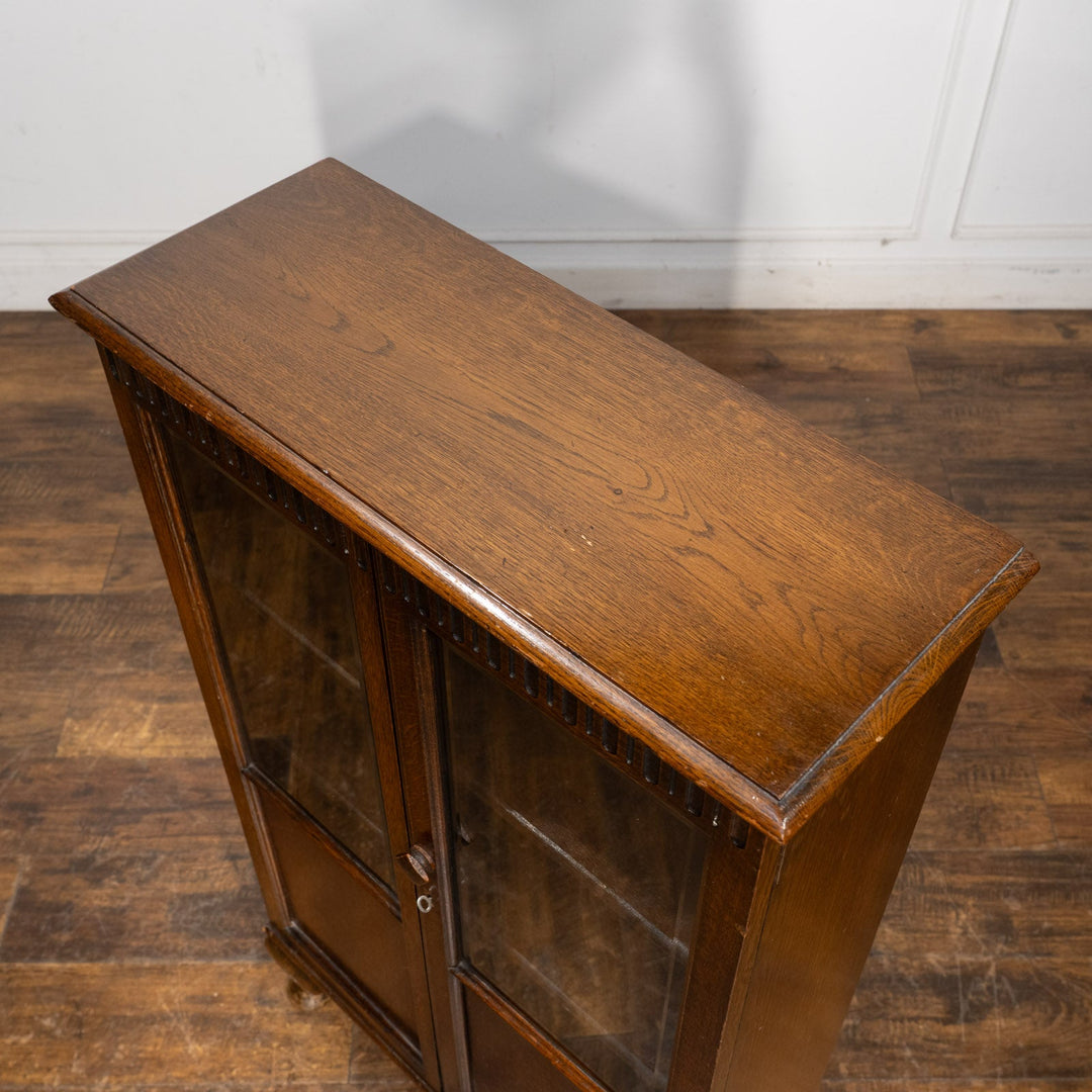 すっきりしたフォルムがお部屋に馴染む オーク ガラスブックケース