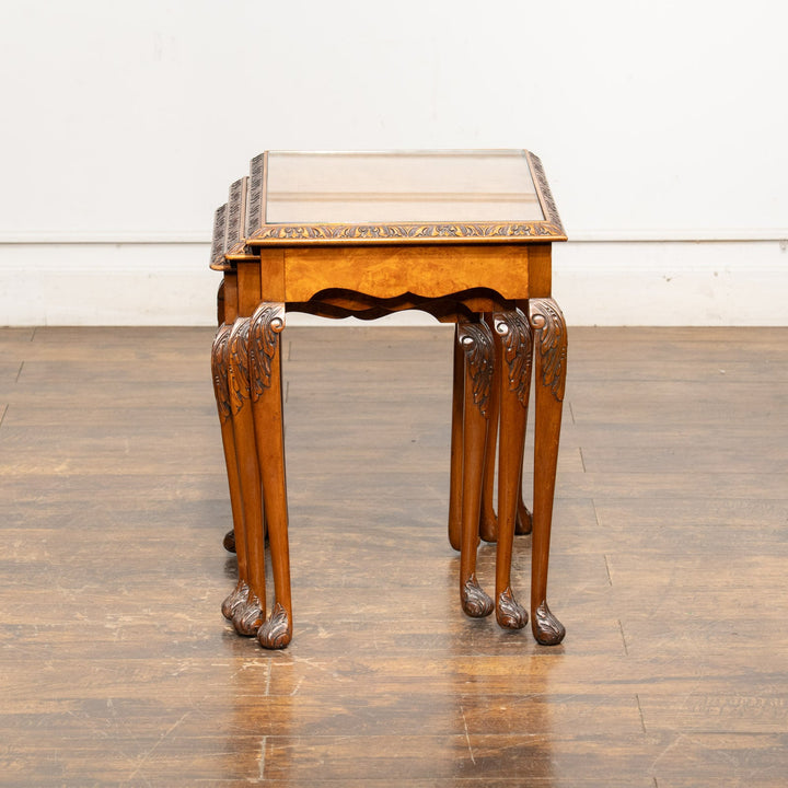 ウォールナットの美しい木目が映える ガラストップ 3段 ネストテーブル /25G