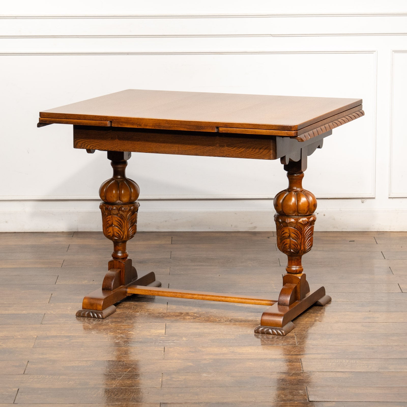 繊細で美しい彫刻のバルボスレッグが目を惹く ドローリーフ 伸長式