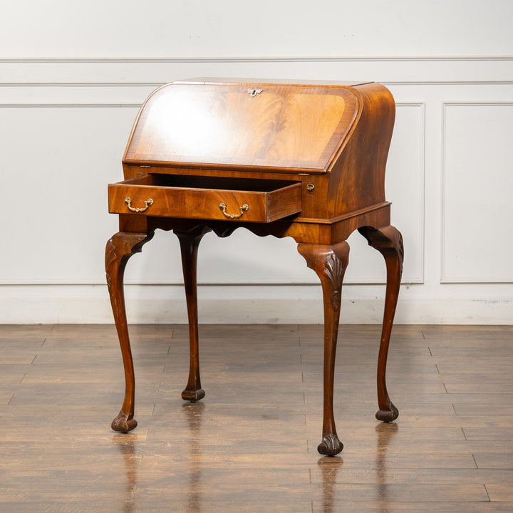 丸みのあるフォルムやカブリオールレッグがエレガント ライティングビューロー /25G