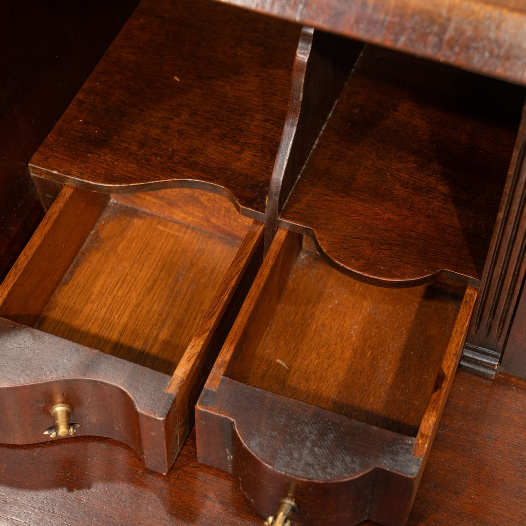 丸みのあるフォルムやカブリオールレッグがエレガント ライティングビューロー /25G