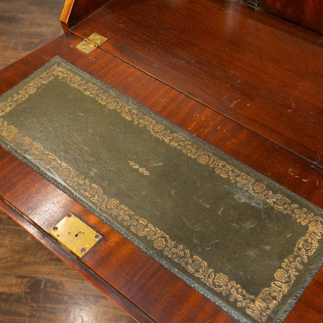 丸みのあるフォルムやカブリオールレッグがエレガント ライティングビューロー /25G