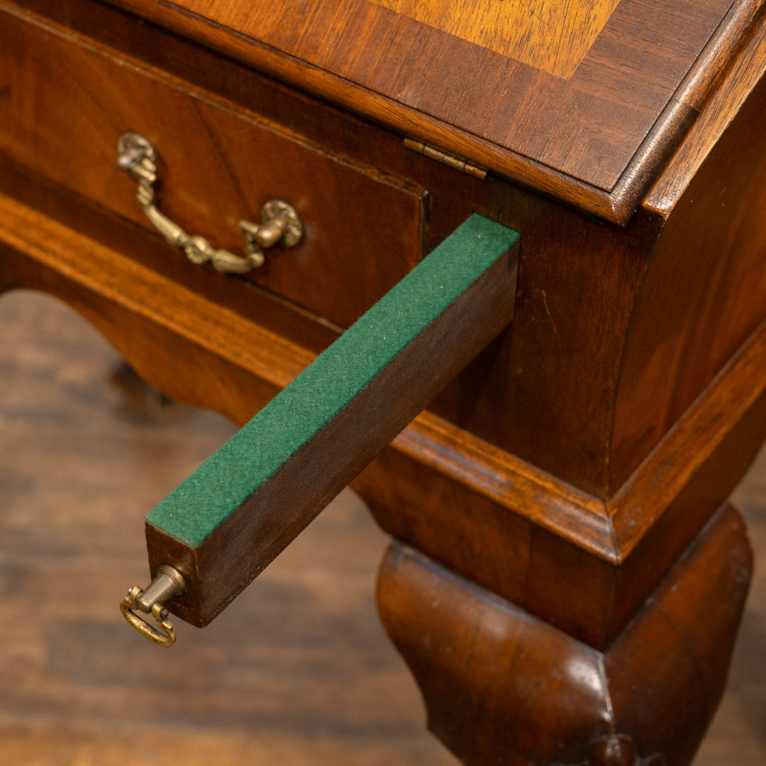 丸みのあるフォルムやカブリオールレッグがエレガント ライティングビューロー /25G